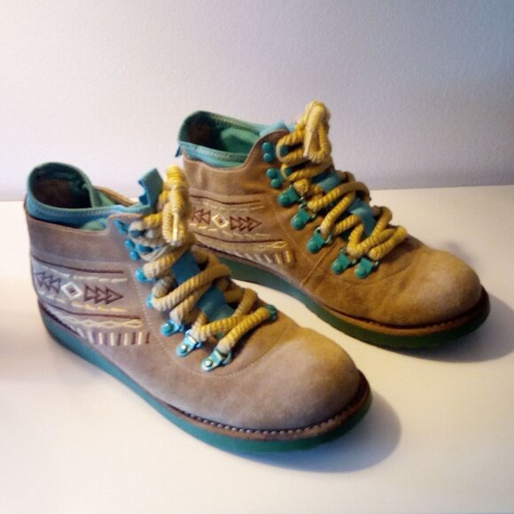 Hush Puppies Southwestern Look Tan Suede/Teal Accents/Embroidery Ankle Boots - Picture 1 of 5